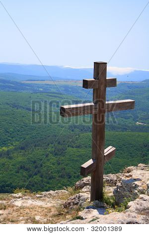 Křesťanský kříž na vrcholu hory