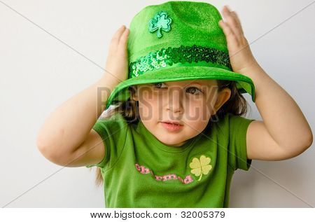 Menina bonita comemora dia de São Patrício, com um chapéu verde fantasia