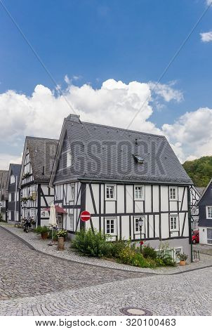 Freudenberg, Germany - August 02, 2019: Cobblestoned Street With Half Timbered Houses In Freudenberg
