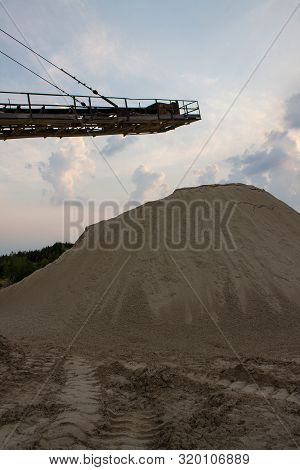 Sudogda, Vladimir Oblast / Russia: Aug, 15, 2019: Metal Construction Of The Transport Pipeline At A 
