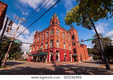 Warren, Pennsylvania, Usa 8/30/2019 The Struthers Library Theater On West Third Street, First Opened