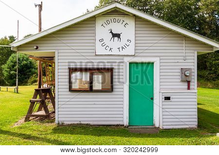 Tidioute, Pennsylvania, Usa 8/30/2019 The Clubhouse At The Tidioute Bucktails Gun Club On A Sunny Su