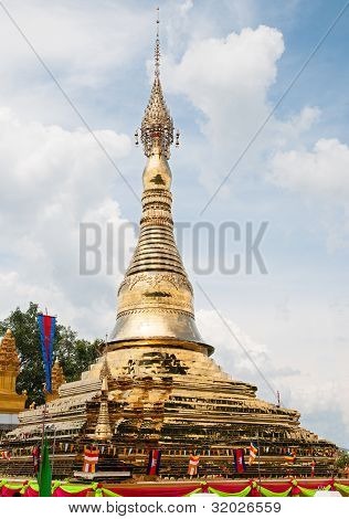 Golden Stupa på Phnom Yat, Cambodja