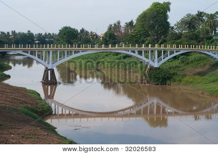 桥梁在马德望、 柬埔寨被蜇松河