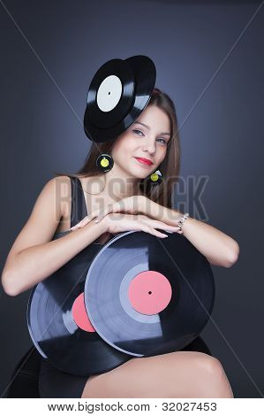 Emotiva ragazza In abito nero con disco in vinile