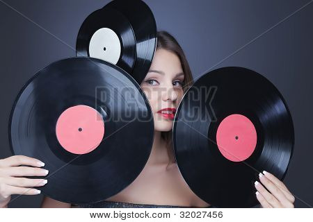 Ragazza con vinile disco Closeup