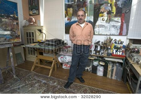 NEW YORK - oktober 30: Kunstner Mikhail Gubin udgør i sit hjemmestudie på 30 oktober 2006 i Queens, 