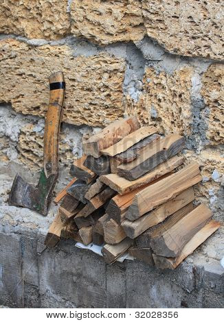 Sekera s naštípané dřevo