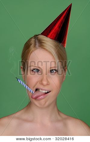 Femme avec bougie éteinte et chapeau festif