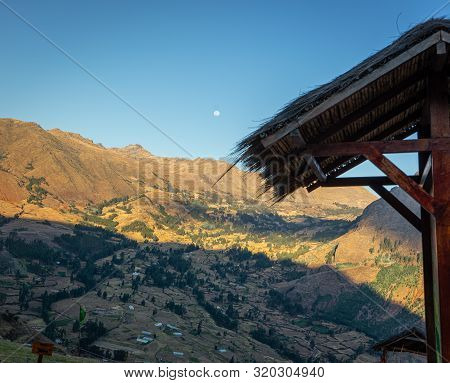 Vistas Desde Las Ruinas De La Ciudadela De Pisac