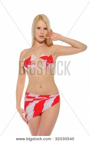 Sexy žena s červeným a bílým výstražné pásky