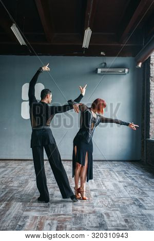 Ballrom dance training, pair dancing in studio