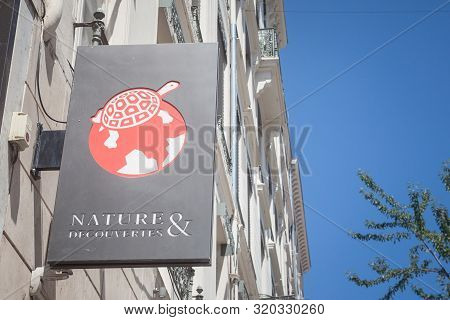 Lyon, France - July 19, 2019: Nature Et Decouvertes Logo On Their Main Store For Lyon. Nature Et Dec
