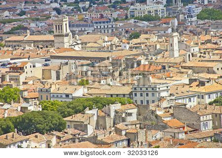 Veduta aerea della città di Nimes