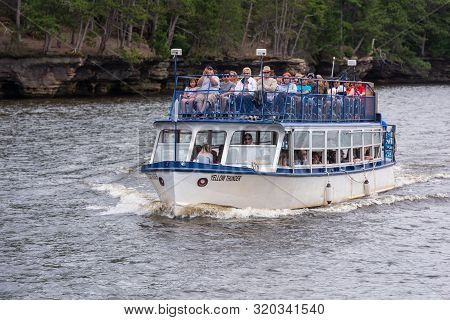 Wisconsin Dells, Wi - 25 August 2019: A Tour Boat Full Of Tourists Traveling The Wisconsin River In 