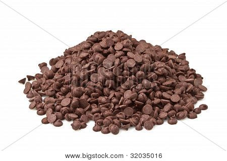 Schokolade-Chips auf weißem Hintergrund