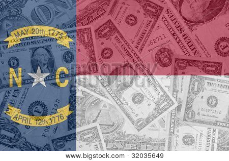 Nos bandera del estado de Carolina del norte con billetes de dólar transparente en segundo plano