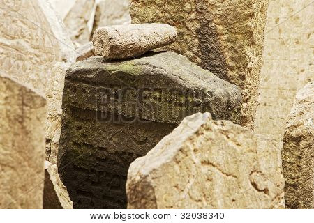 dunkle Grabstein mit kleinen Stein