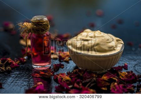 Ubtan/face Mask/face Pack Of Multani Mitti Or Fuller's Earth On Wooden Surface In A Glass Bowl Consi