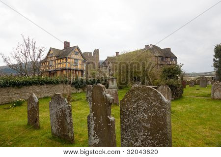 Stokesay Castle nello Shropshire in giornata nuvolosa