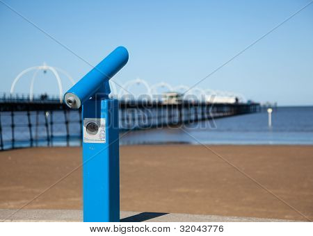 Telescopio azul por borrosa Southport Pier