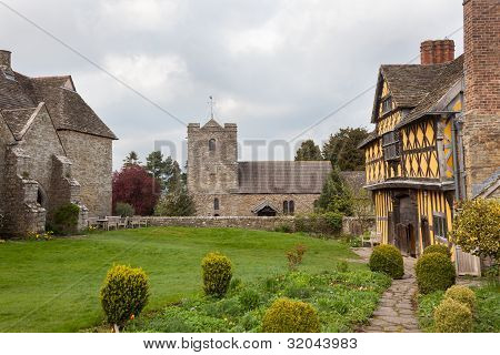 Stokesay Castle nello Shropshire in giornata nuvolosa