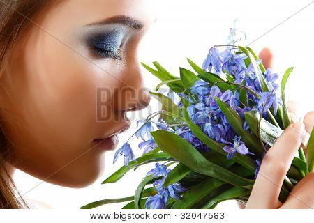 Bella ragazza teen annusare e gustare il profumo dei fiori di bucaneve. isolated on white background