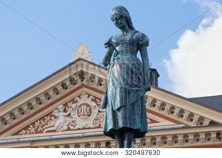 Klaipeda, Lithuania - September 22, 2018: The Sculpture Of A Young Girl Known As Annchen Von Tharau 