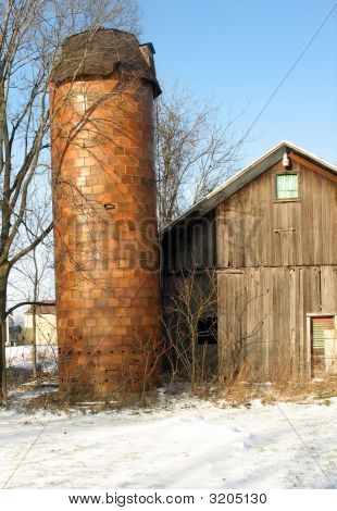 Staré Silo a stodola v zimě