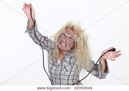 Frau erhält einen elektrischen Schlag