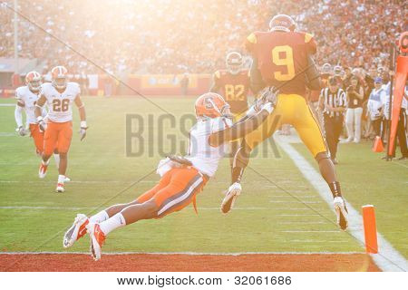 LOS ANGELES - Eylül 17: USC Trojans WR Marqise Lee #9 & inci sırasında Syracuse turuncu FS Phillip Thomas #1