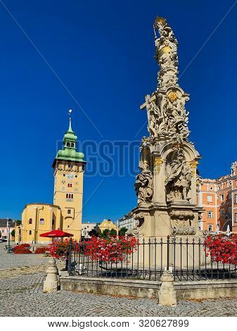 Retz, Austria - September 4, 2019: Beautiful Square Of The Small Town Retz In Lower Austria. The Aer