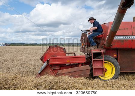 Haselbury Plucknett.somerset.united Kingdom.august 18th 2019.a Vintage Combine Harvester Is Harvesti