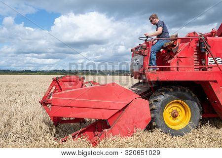 Haselbury Plucknett.somerset.united Kingdom.august 18th 2019.a Vintage Combine Harvester Is Harvesti