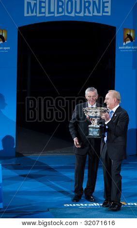 MELBOURNE - 29 stycznia: Rod Laver (R) i Ken Rosewell z trofeum przed męskie w 