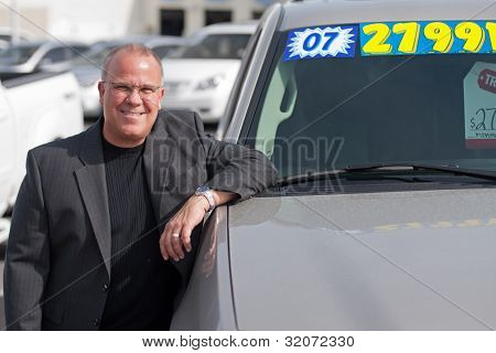 Homme de vente de voiture