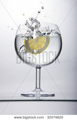 Lemmon tomber dans un verre.