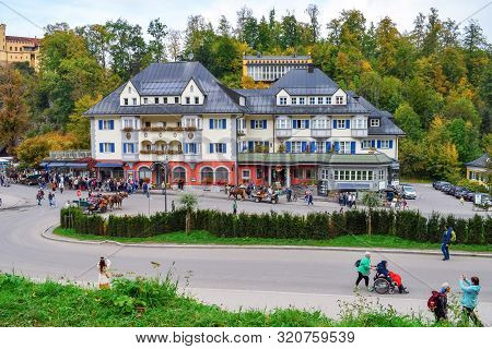 Schwangau, Germany - Oktober 09, 2018: Crowd Of Tourists Near Hohenschwangau Castle In Autumn In The