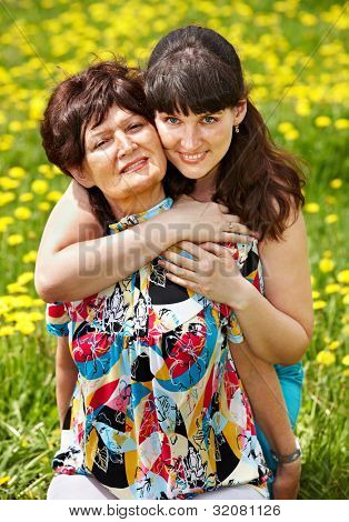 Anne kızı açık ile. Mutlu aile.
