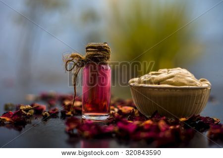 Ubtan/face Mask/face Pack Of Multani Mitti Or Fuller's Earth On Wooden Surface In A Glass Bowl Consi
