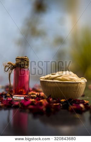 Ubtan/face Mask/face Pack Of Multani Mitti Or Fuller's Earth On Wooden Surface In A Glass Bowl Consi