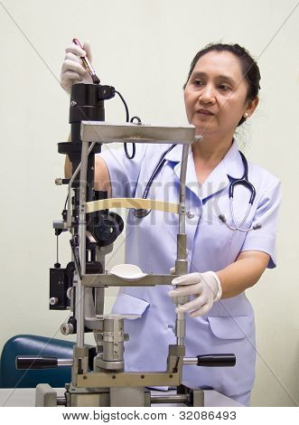 Enfermeira limpeza equipamento hospitalar