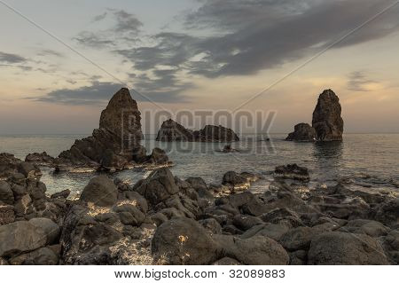 Ben Faraglioni di Acitrezza
