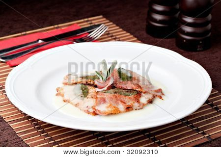 Saltimbocca - dana eti prosciutto ve taze adaçayı yaprakları ile dilim.