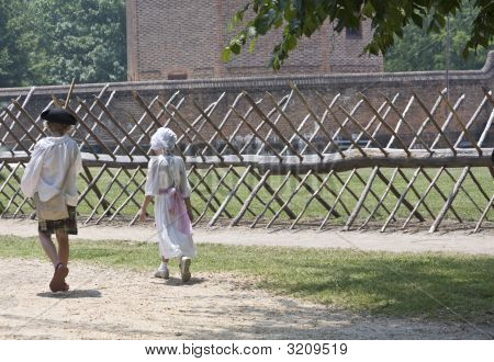 Bambini vestiti In abiti coloniali