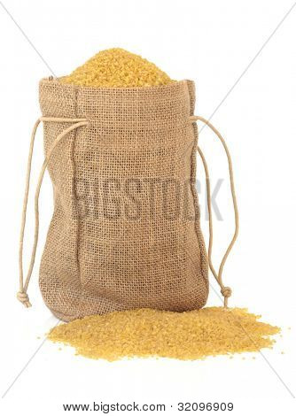 ข้าวสาลี bulghur ในกระสอบ hessian เหนือพื้นหลังสีขาว