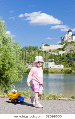 bambina giocando con una piccola auto, Trencin, Slovacchia
