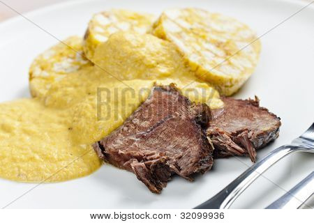 filetto di manzo su crema con gnocchi