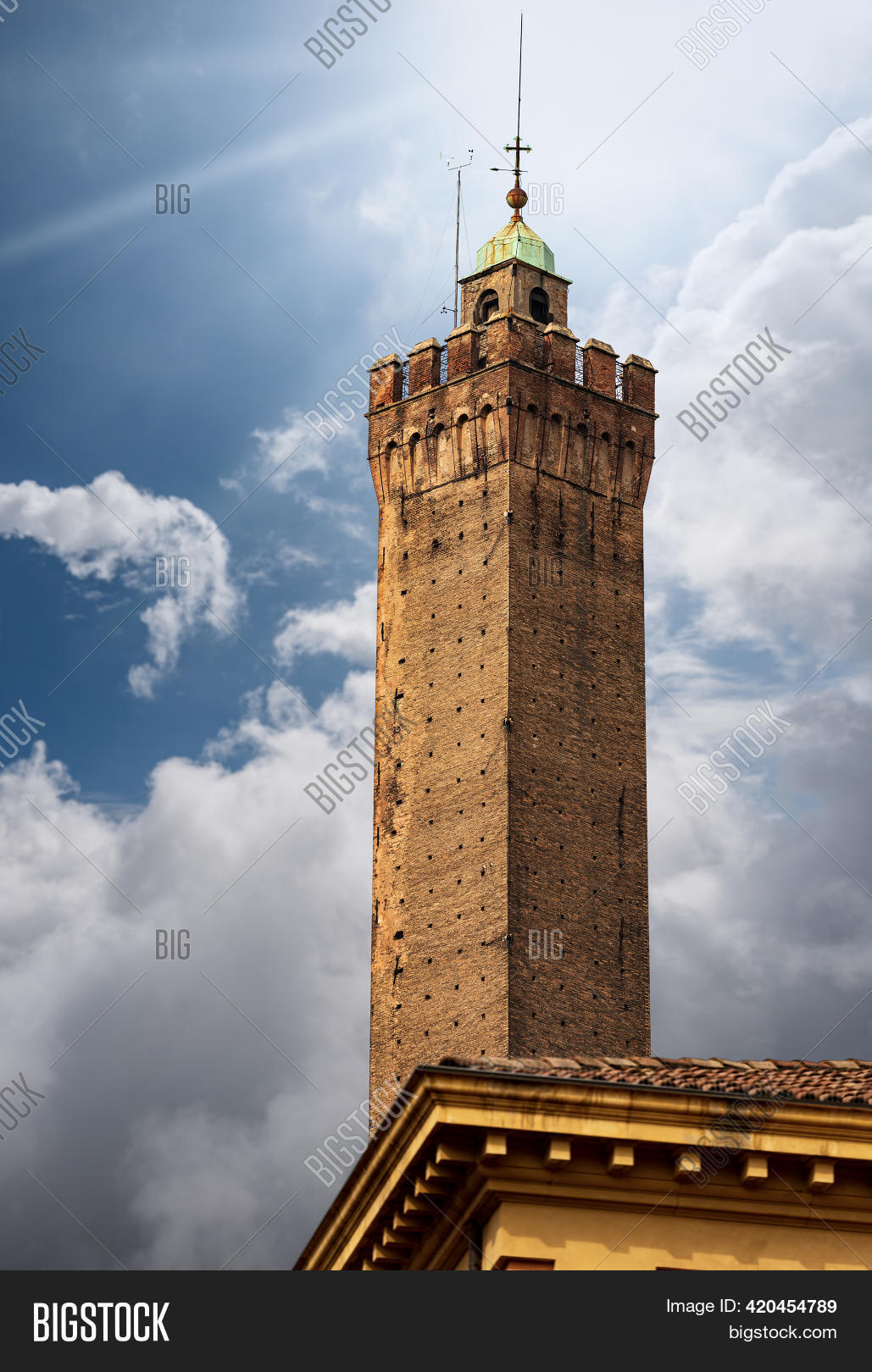 Torre Degli Asinelli. Image & Photo (Free Trial) | Bigstock