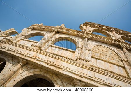 Ruines antiques. Copie de pierre reconstituée de structures architecturales de l'époque romaine.